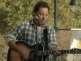 Bruce Springsteen sings for Obama